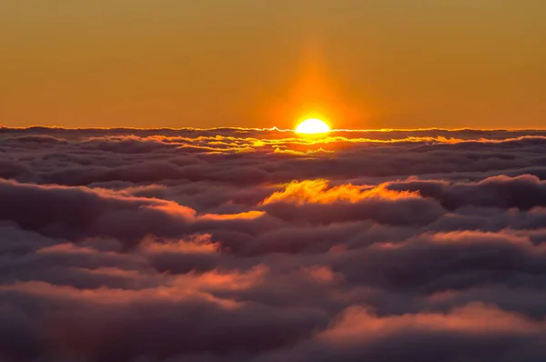Solnedgång ovanför molnen — Stockfoto