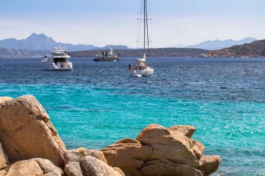 Küçük yelkenli tekne ve yatların denize