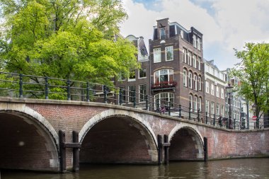 Amsterdam kanal üzerinden köprü