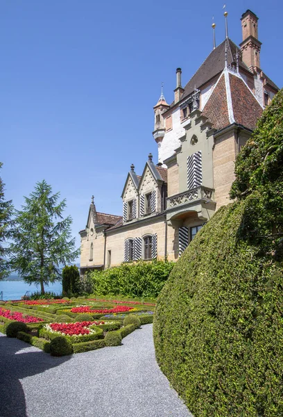 Castelo de Oberhofen no lago Thun na Suíça — Fotografia de Stock