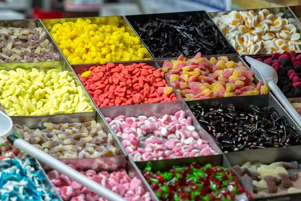 Dolci caramelle colorate al mercato — Foto Stock