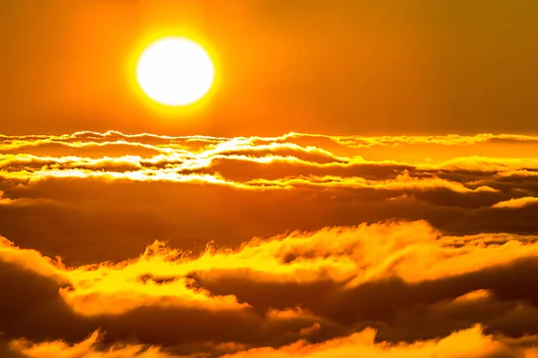 Coucher de soleil au-dessus des nuages — Photo