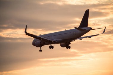 Gün batımında uçak inecek.