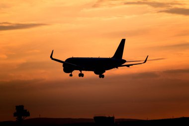 Gün batımında uçak inecek.