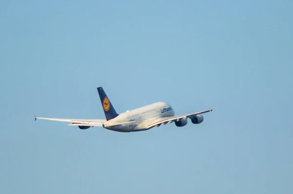 Airplane taking off — Stock Photo, Image