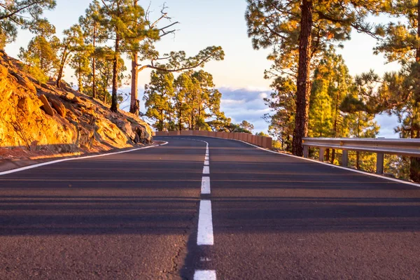 Route dans les montagnes sur les nuages — Photo