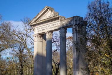 Roma'daki Villa Borghese Parkı bir tapınak kalıntıları