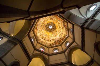 Santa Maria del Fiore kubbede tavanda yargı günün resmi