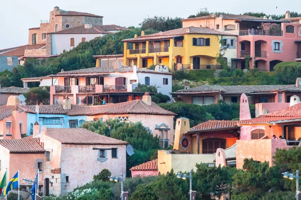 Tradiční italský barevné domy, Sardinie, Itálie — Stock fotografie
