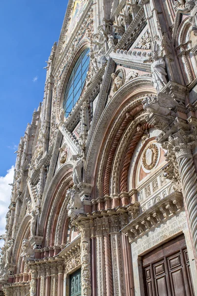 Parete anteriore del Duomo di Siena, Toscana, Italia — Foto Stock