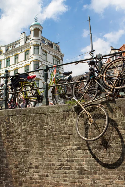 Scène du canal d'Amsterdam avec vélos et pont — Photo