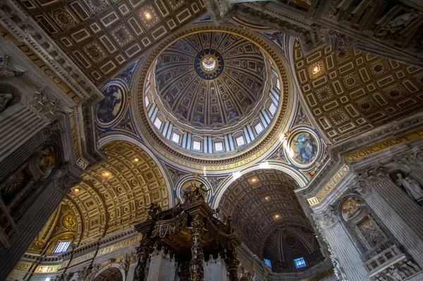 内部的圣 · 彼得斯大教堂，罗马 — 图库照片