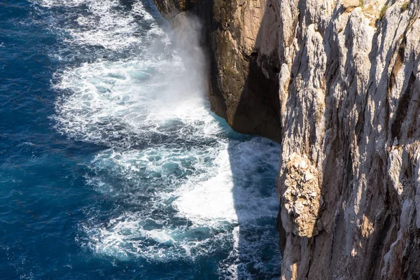 Cueva Neptuno en Alghero, Cerdeña, Italia — Foto de Stock