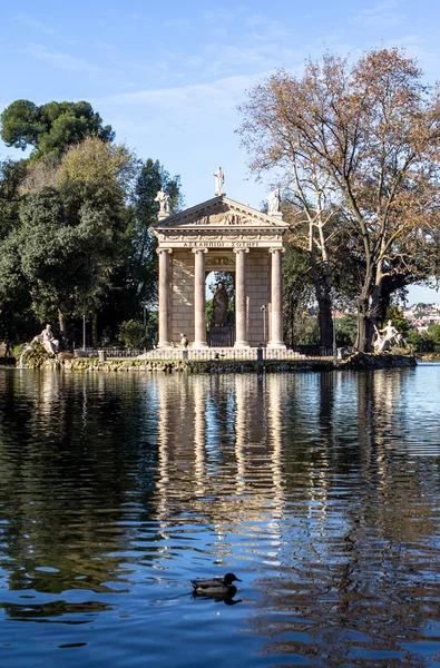 Itálie Řím. Chrámu Asklépia na zahrad Villa Borghese — Stock fotografie