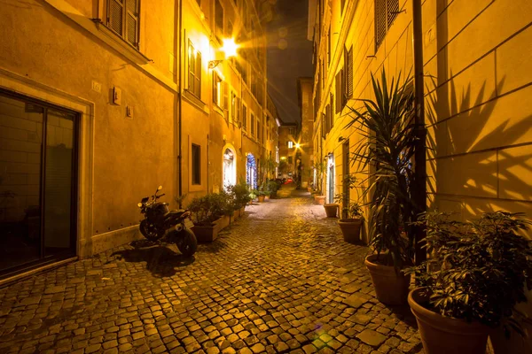 Narrow streets of old Rome, Italy — Stock Photo, Image