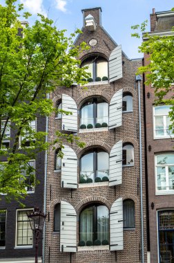 Amsterdam 'da geleneksel eski binalar