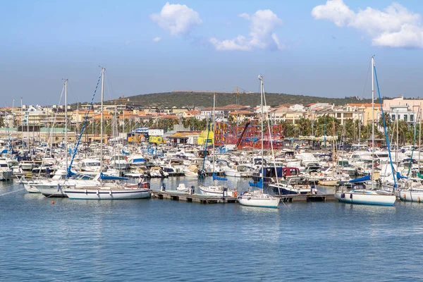 Jachty kotvící v přístavu Alghero, Sardinie — Stock fotografie