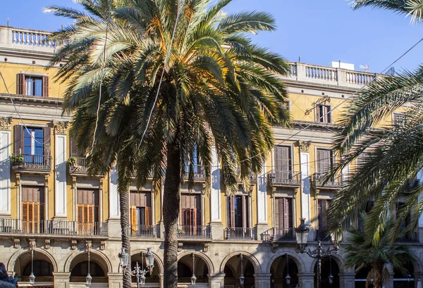 Zabytkowy budynek na Placa Reial w Barcelona — Zdjęcie stockowe