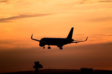 Gün batımında uçak inecek.