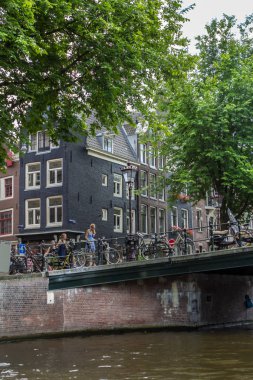 Amsterdam kanal üzerinden köprü