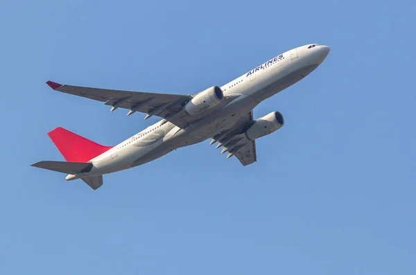 Airplane taking off — Stock Photo, Image