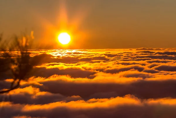 Solnedgång över molnen — Stockfoto