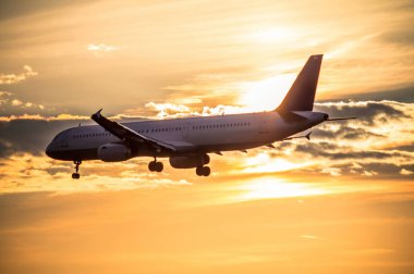 Gün batımında uçak inecek.