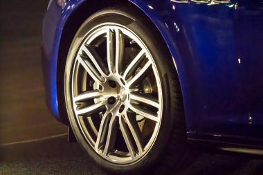 Arabanın tekerleği.