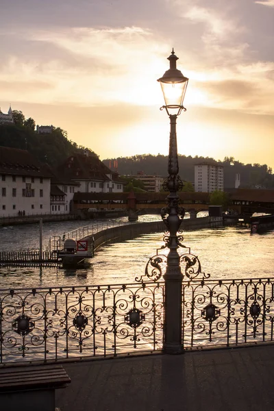 Silueta de linterna de la ciudad en la puesta de sol en Lucerna, Suiza —  Fotos de Stock