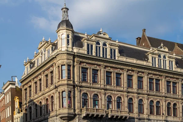 Vieux bâtiments traditionnels à Amsterdam — Photo