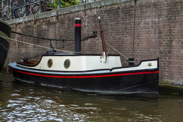 Łódź w kanał wodny w Amsterdam — Zdjęcie stockowe