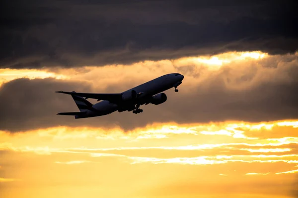 Silhouette of airplane at sunset — Stock Photo, Image