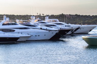 Lüks, zengin Yat Limanı Porto Cervo içinde demirleyen.