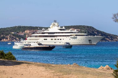 Sardunya Adası, İtalya, Porto Cervo Koyu'nda Lüks Yatlar