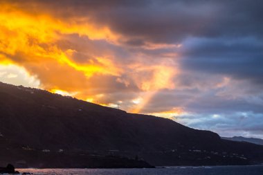 Volkan Teide üzerinde gökyüzü günbatımı 