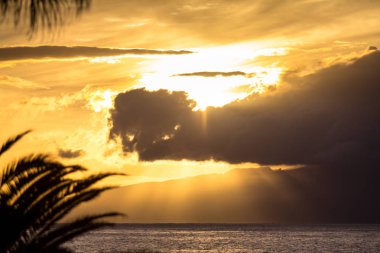 Denizin üzerinde gün batımı 