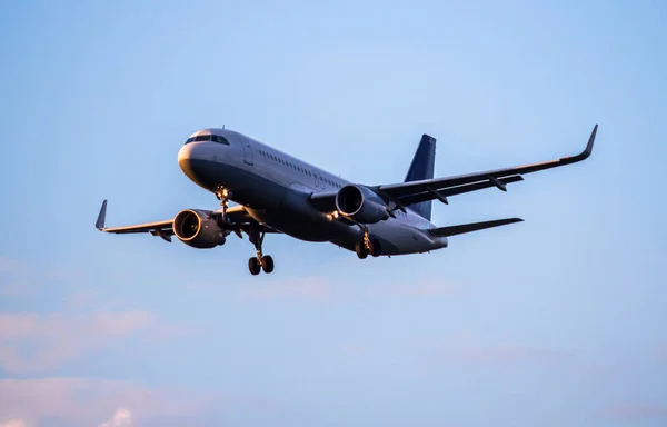 Airplane is landing — Stock Photo, Image