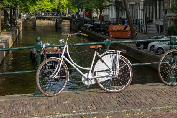 Bisiklet ve köprü ile Amsterdam kanal sahne