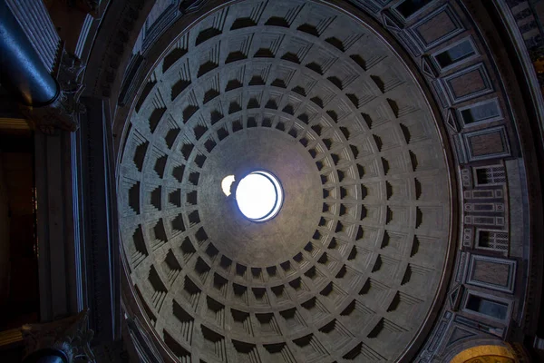 上部には、ローマからの有名な光線と antheon — ストック写真