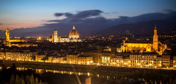 Vista panoramica di Firenze dopo il tramonto da Piazzale Michelangel — Foto Stock