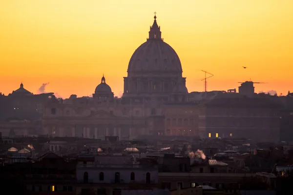 Мбаппе вид на Рим на закате вместе со святым Петром — стоковое фото