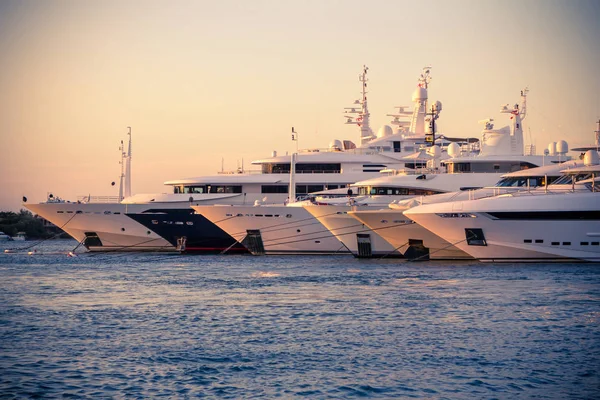 Luxusní, bohaté jachty kotvící v přístavu Porto Cervo — Stock fotografie