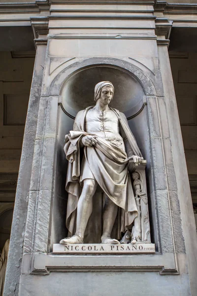 Statue niccola pisano, florenz, italien — Stockfoto