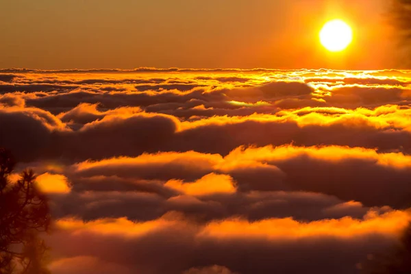 雲の上に沈む夕日 — ストック写真