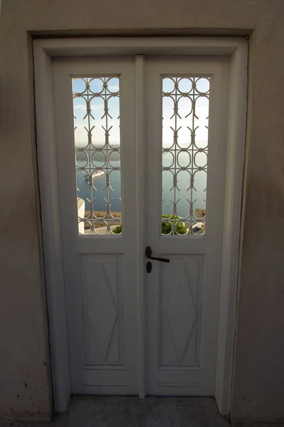 Старые двери — стоковое фото