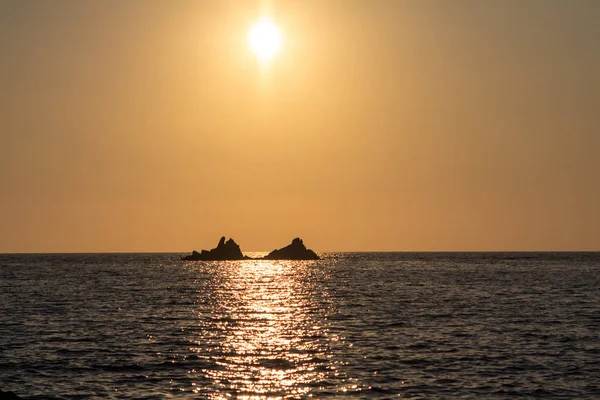 Prachtige zonsondergang boven de oceaan — Stockfoto