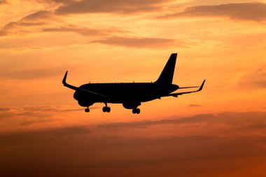 Gün batımında uçak inecek.