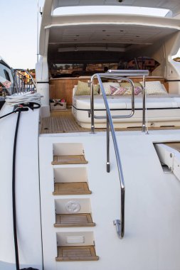 İskelede demirli yat