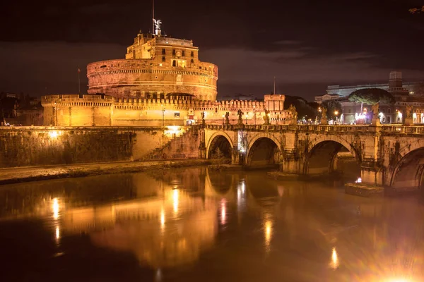 Melek Kalesi Aziz ve Roma'da tiber Nehri Köprüsü — Stok fotoğraf