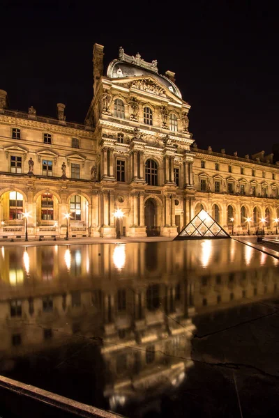 Музей Лувр в Париже ночью — стоковое фото